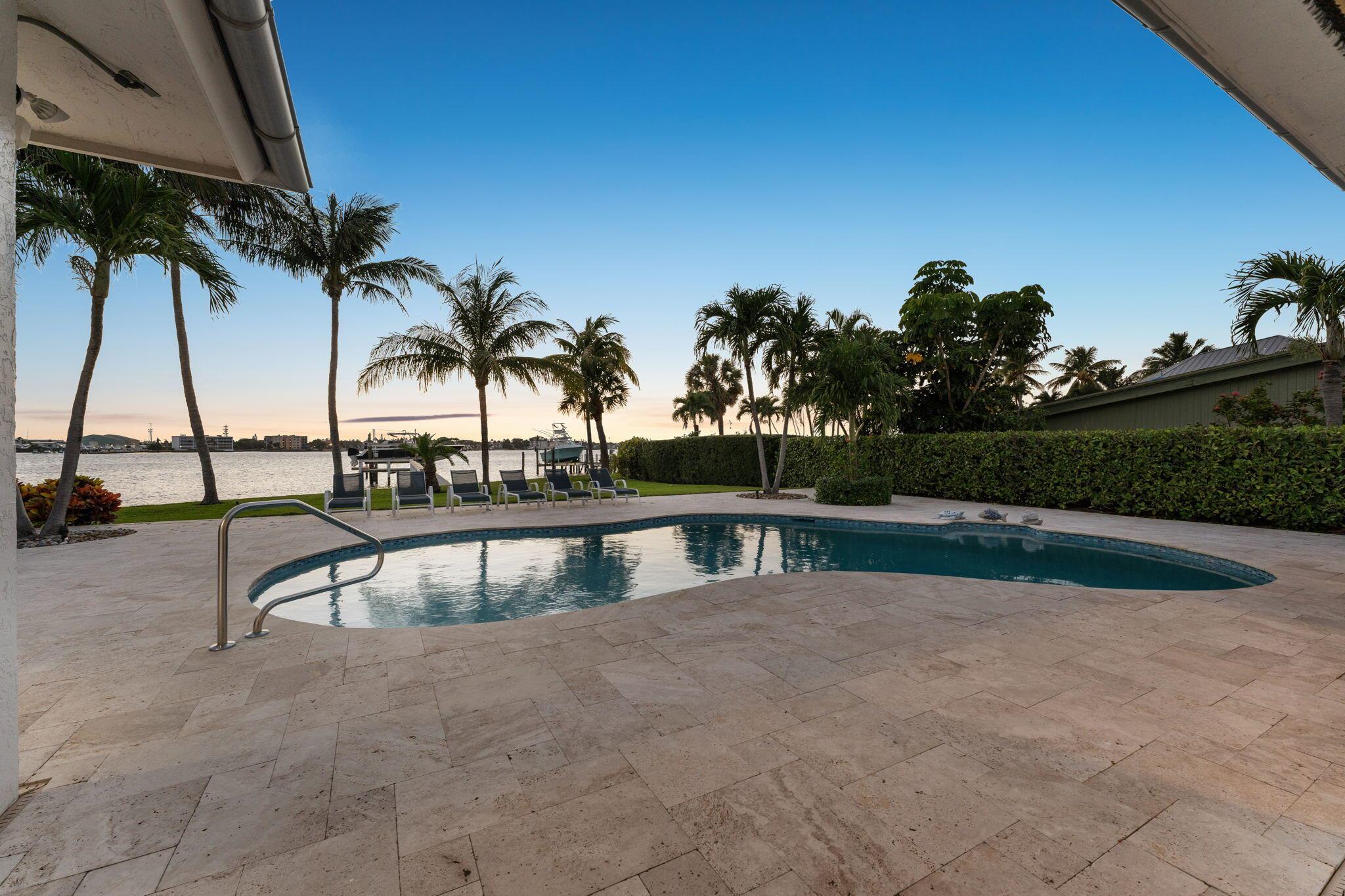LAKE SHORES LANTANA - Residential