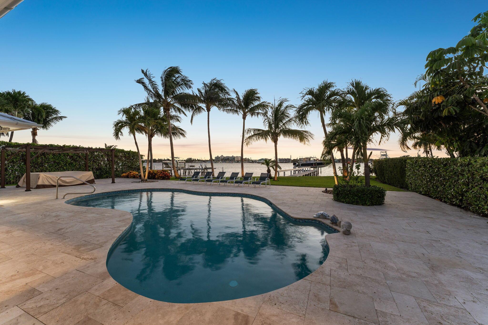 LAKE SHORES LANTANA - Residential