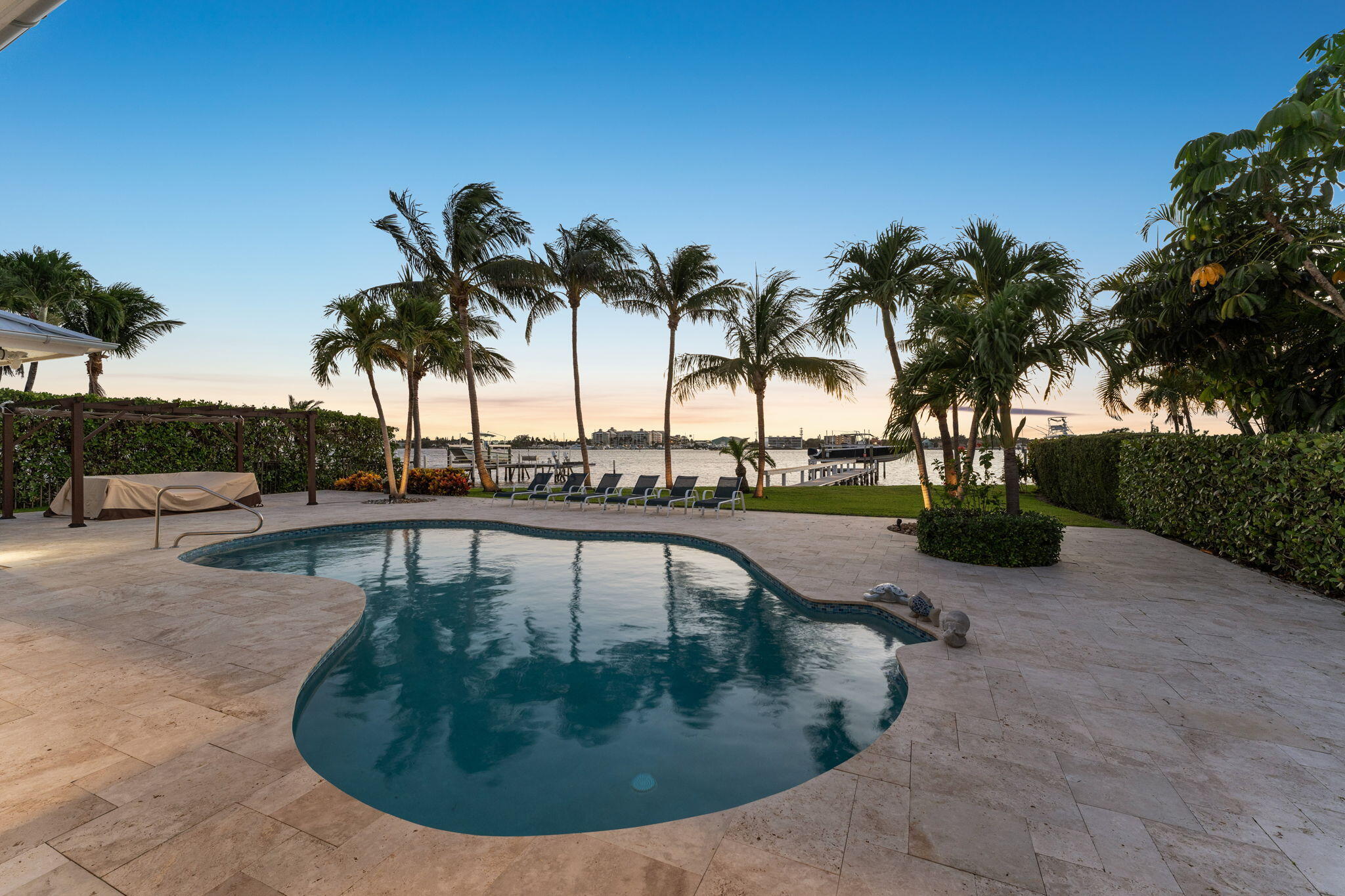 LAKE SHORES LANTANA - Residential