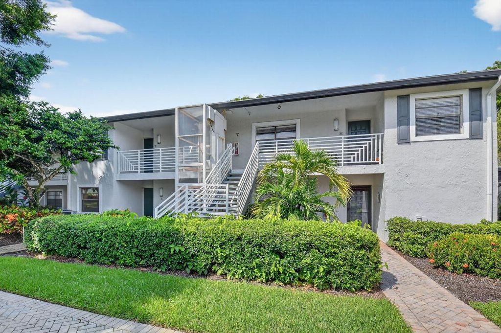 Photo of 7 Southport Lane #E, Boynton Beach, FL 33436 (MLS # R11123146)