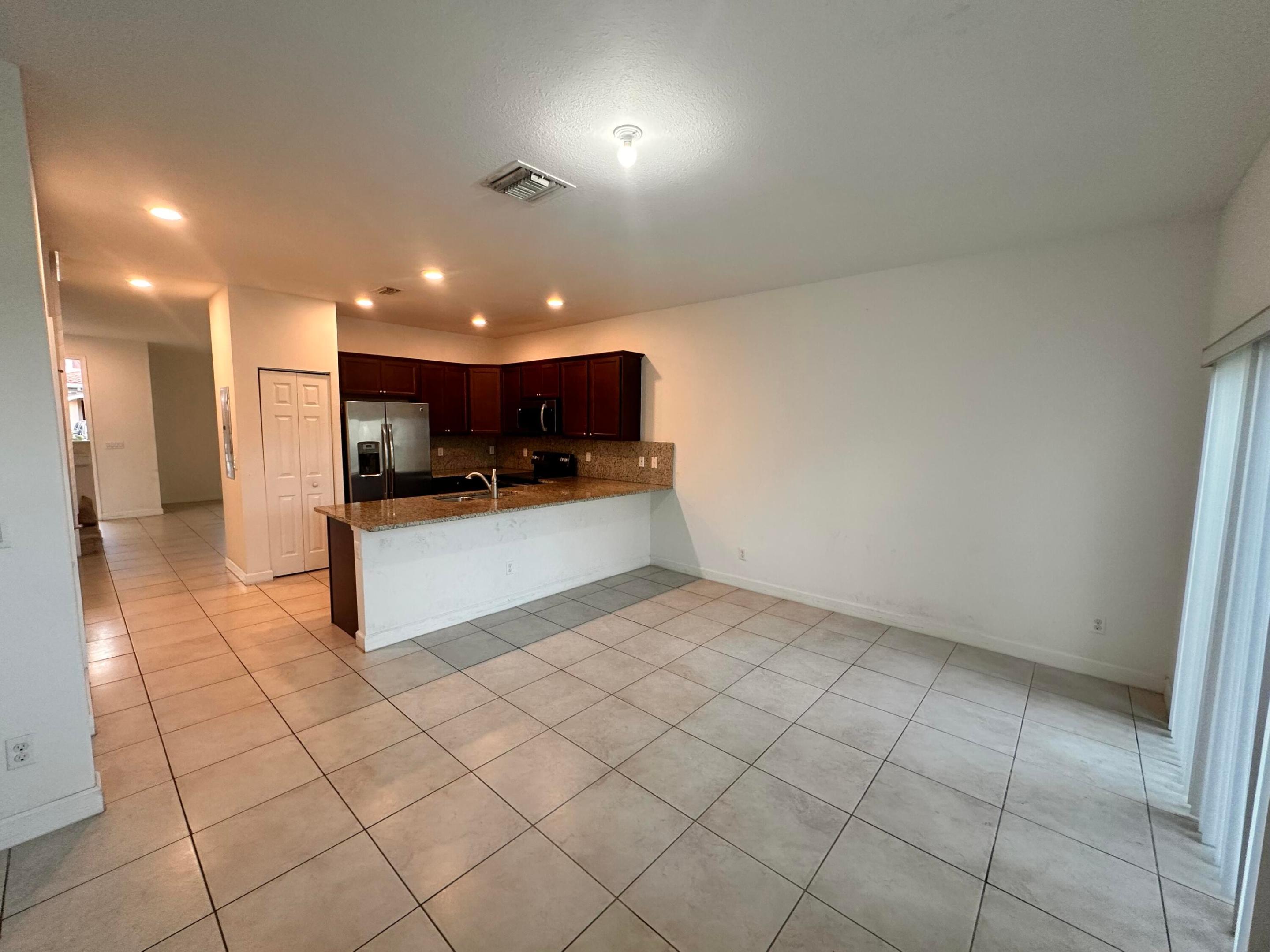 CHARLESTON COMMONS 2 - Residential Lease