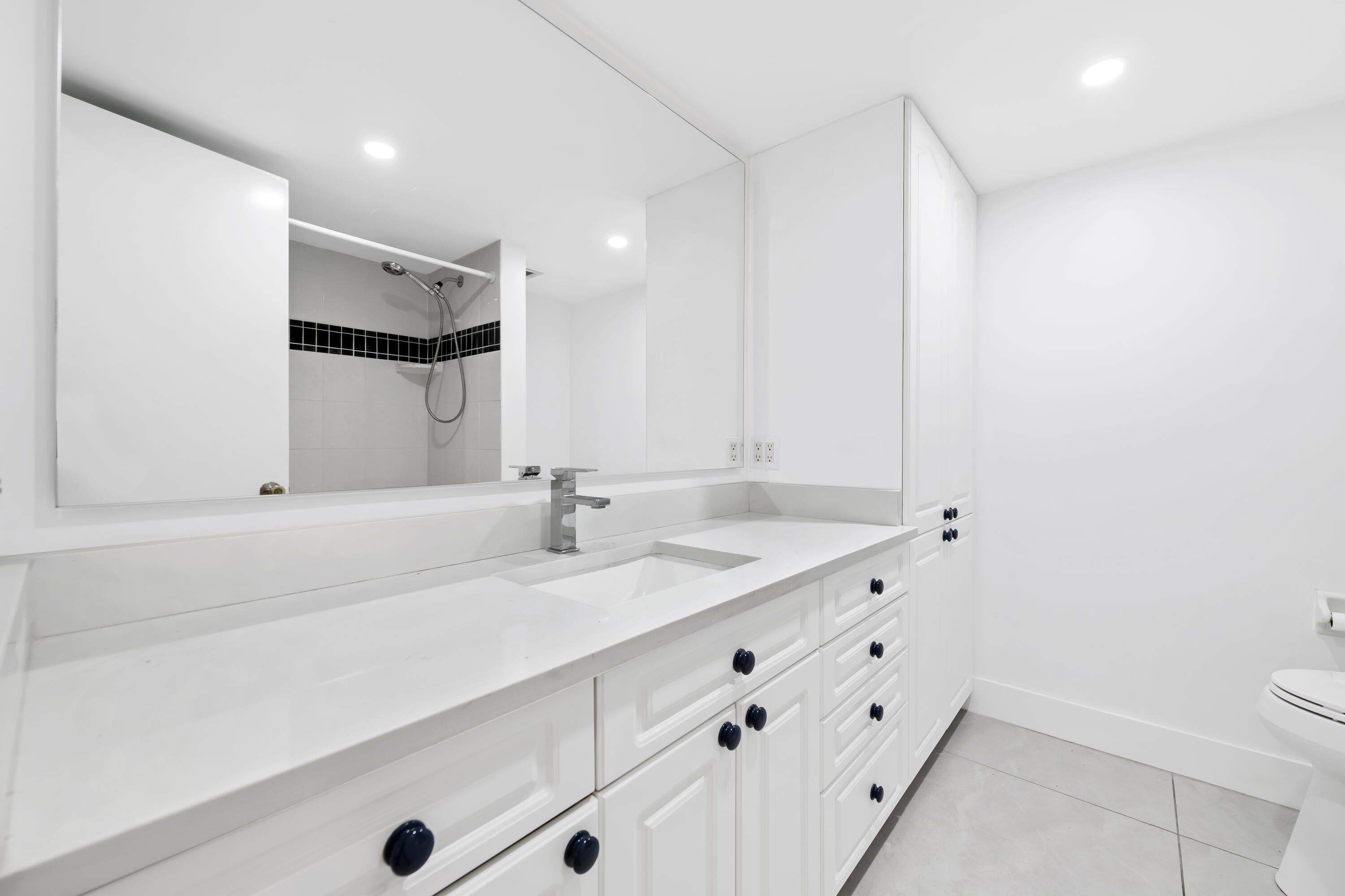 The Royal Mariner Condo - Residential Lease