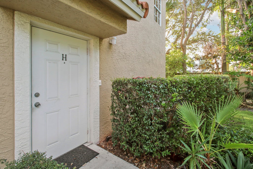 Photo of 111 LIGHTHOUSE Circle #H, Tequesta, FL 33469 (MLS # B26092096)