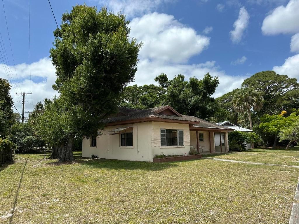 Photo of 1507 Edgevale Road, Fort Pierce, FL 34982 (MLS # R11086803)