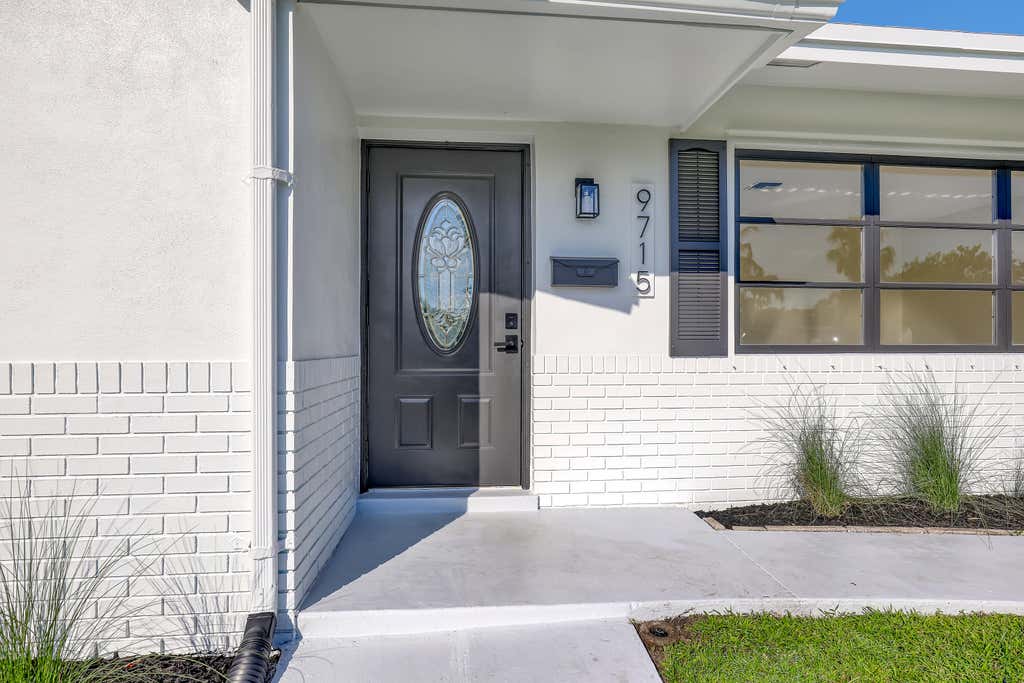 Photo of 9715 Dahlia Avenue, Palm Beach Gardens, FL 33410 (MLS # B26048057)