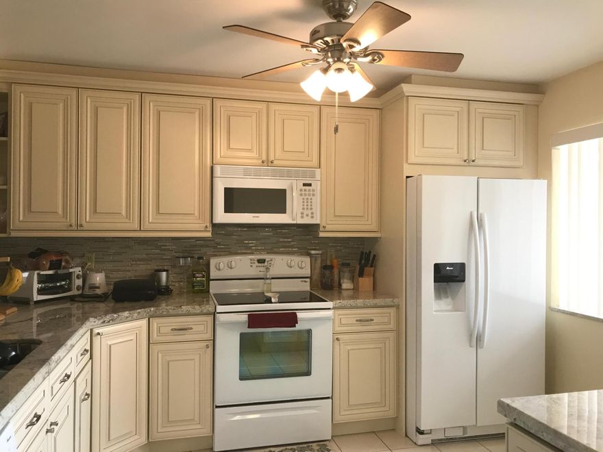 Beautiful condo!! all granite Kitchen and Baths!! no carpet, the unit has a laundry room with a large capacity washer and dryer.
You will love it! a must see!
Gated community!



 
 


HUGE POOL, TWO TENNIS COURTS, GREAT LOCATION MINUTES FROM COMMERCIAL AND UNIVERSITY.