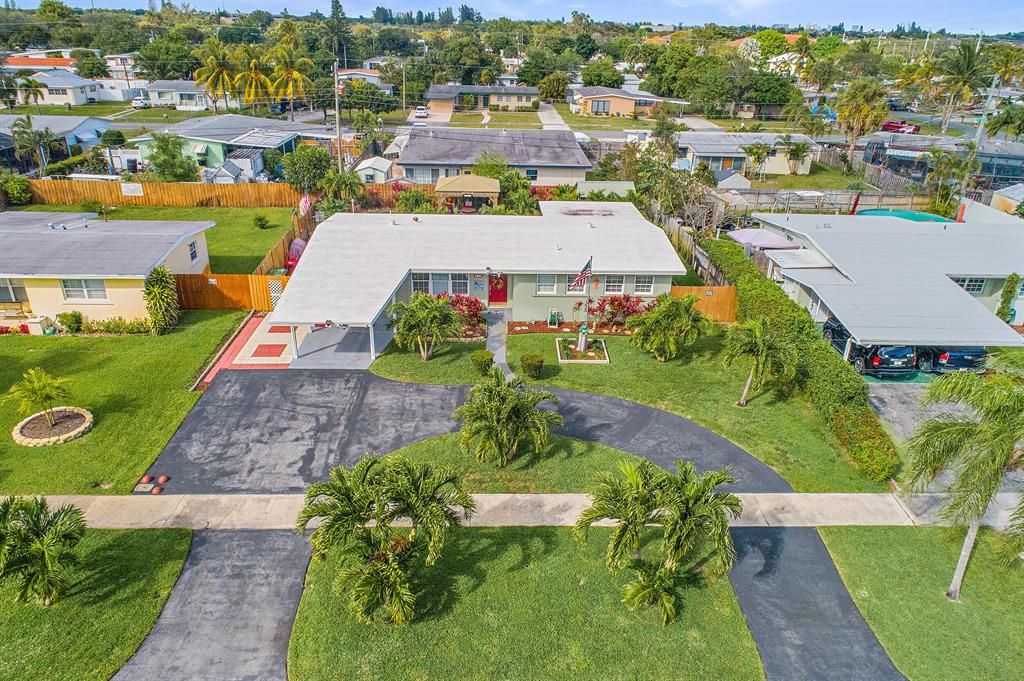 Photo of 124 Greenbrier Drive, Palm Springs, FL 33461 (MLS # R10824639)