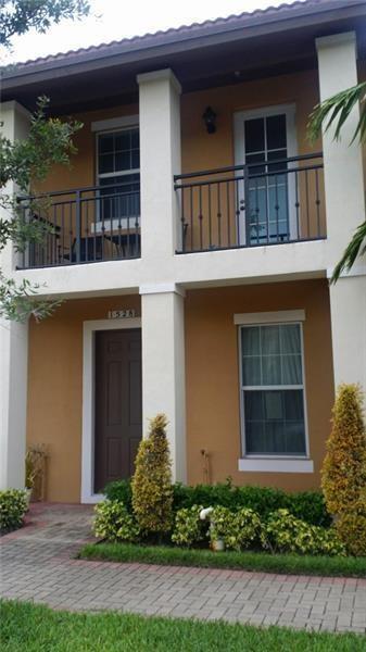 Located in desirable Cobblestone community in Pembroke Pines i
3 Beds | 3 Baths | Loft | 2-Car Garage
Gated townhome with new roof (2025), new flooring, impact windows, and a private balcony + patio. Open-concept layout with loft space and 2-car garage.
Built in 2013 | Fee Simple
HOA includes cable + alarm
Community pool, gym, clubhouse, tot lots
Walk to Pembroke Gardens,fine dining & A- Rated schools
Move-in ready