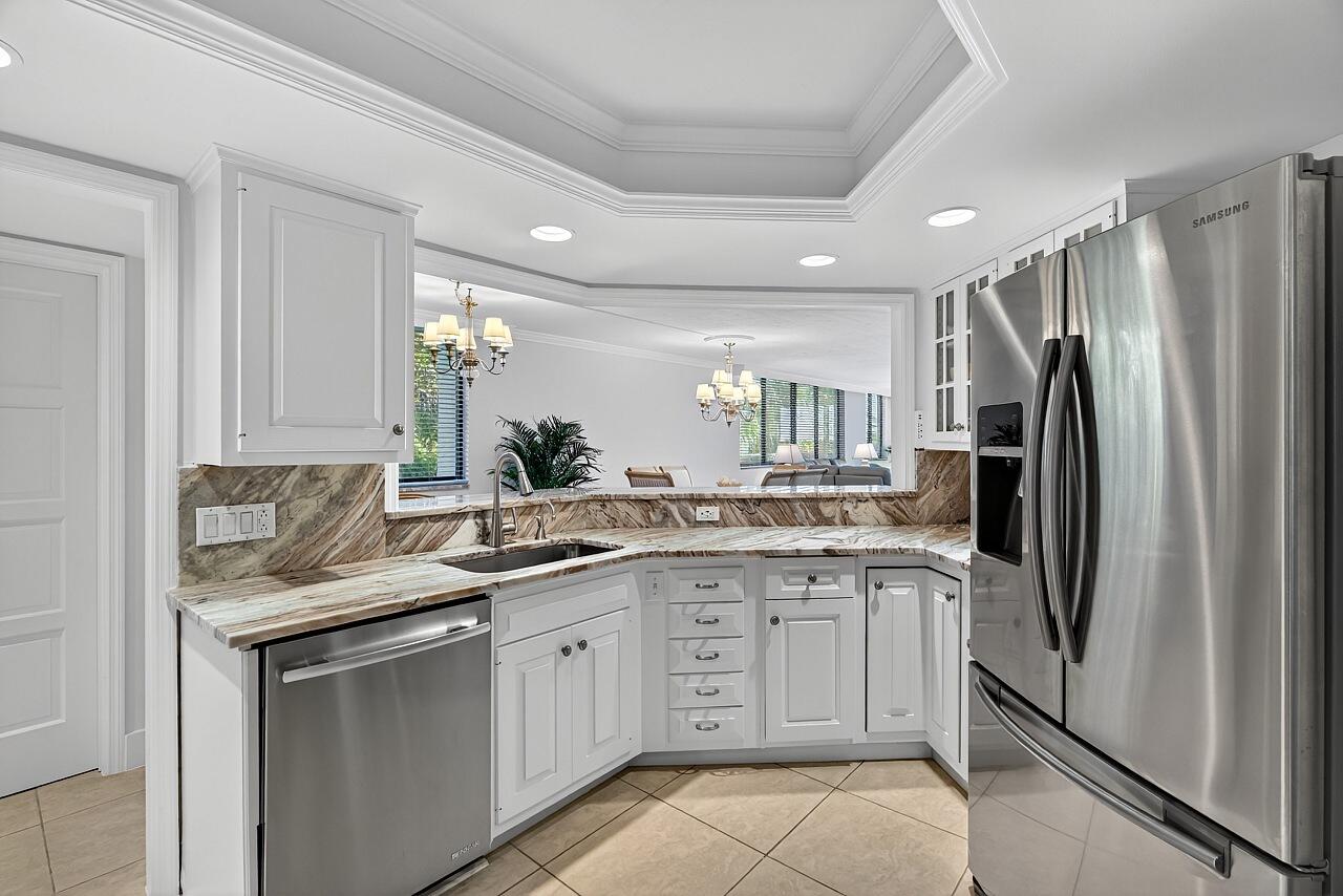 ''''''FOUNTAINS CONDO, THE'''''' - Residential