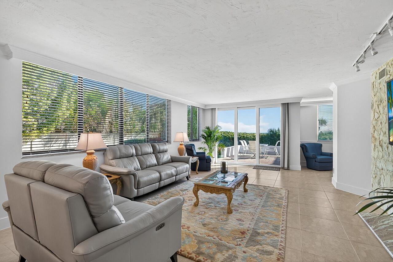 ''''''FOUNTAINS CONDO, THE'''''' - Residential