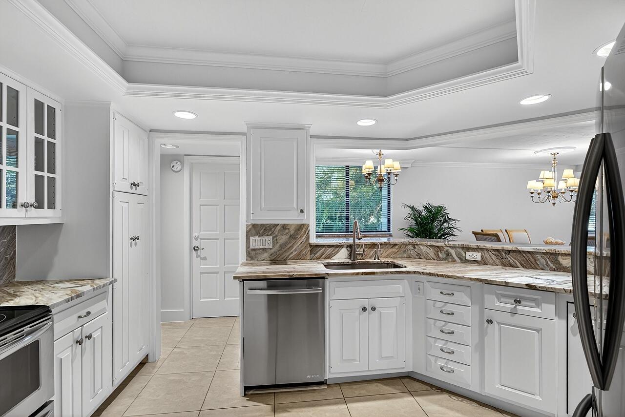 ''''''FOUNTAINS CONDO, THE'''''' - Residential