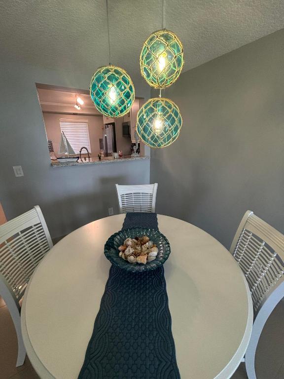 HIDDEN BANYAN CONDO - Residential Lease