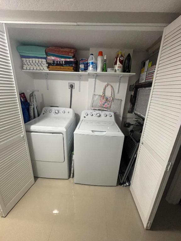 HIDDEN BANYAN CONDO - Residential Lease