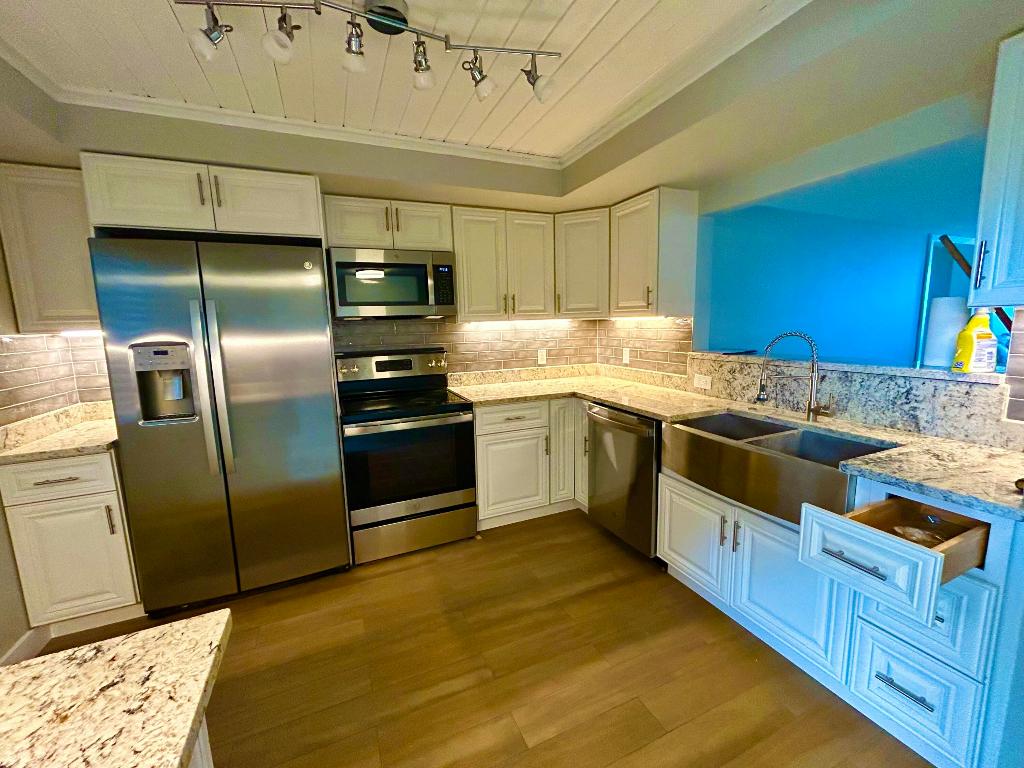 HIDDEN BANYAN CONDO - Residential Lease