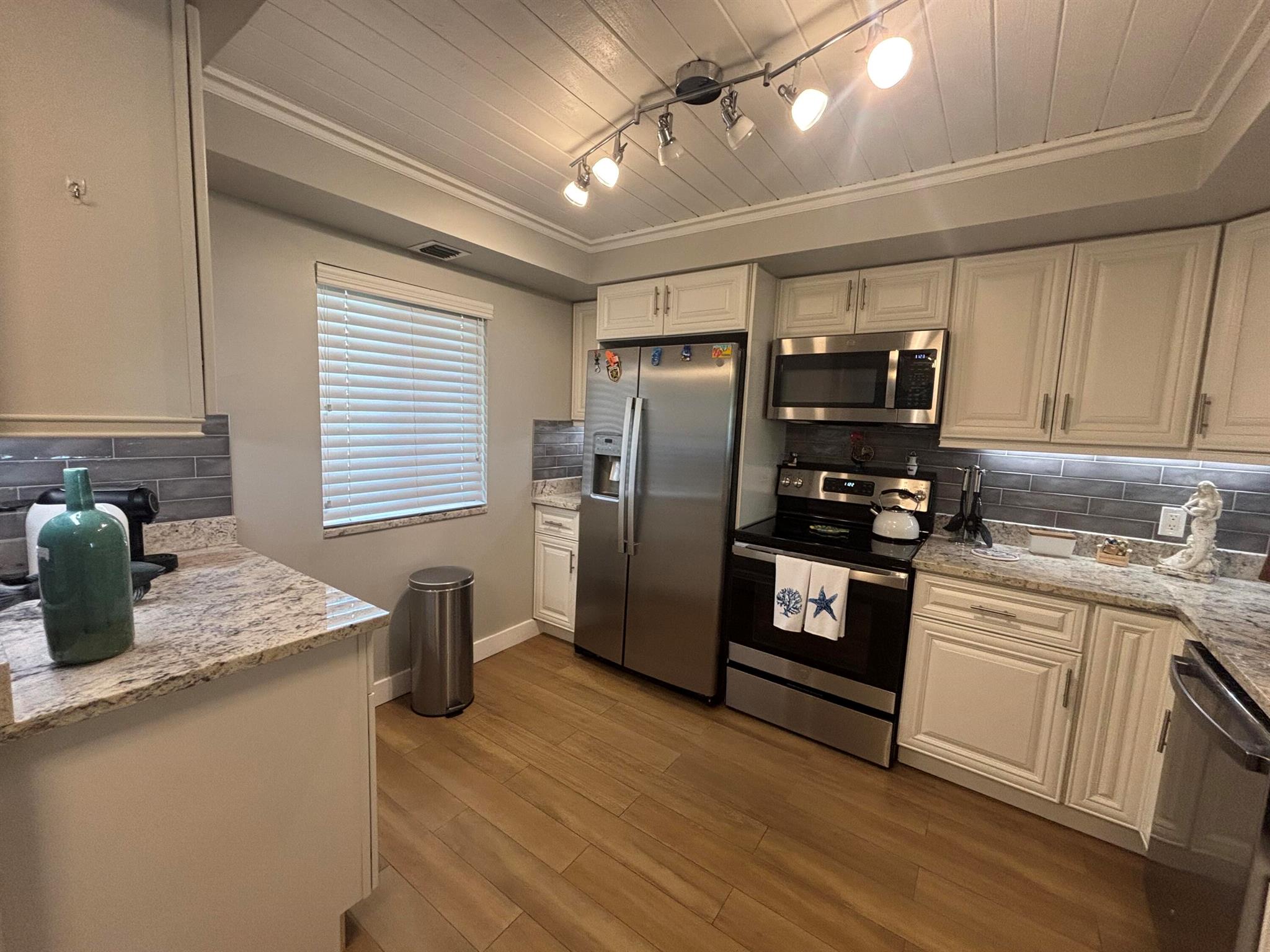 HIDDEN BANYAN CONDO - Residential Lease