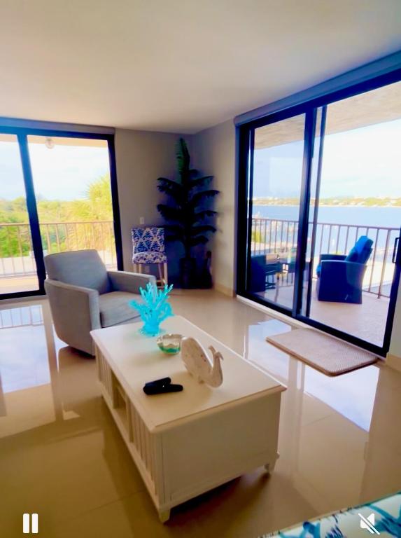 HIDDEN BANYAN CONDO - Residential Lease