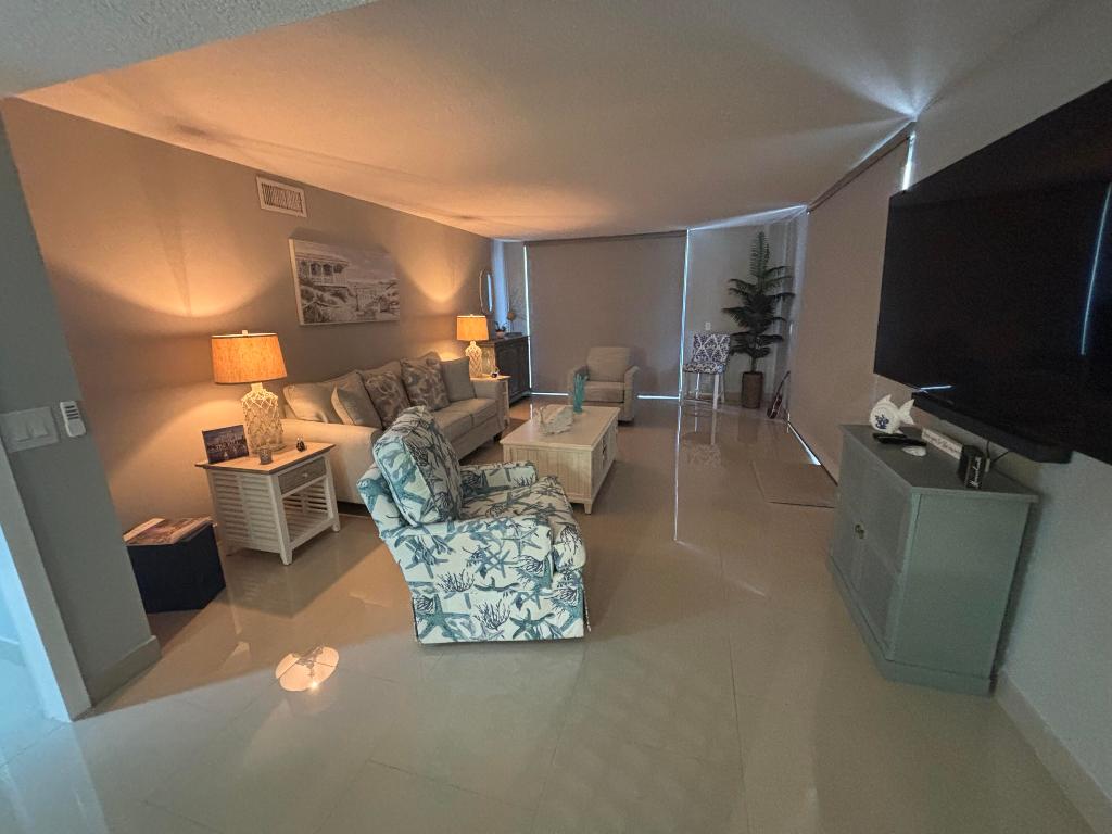 HIDDEN BANYAN CONDO - Residential Lease