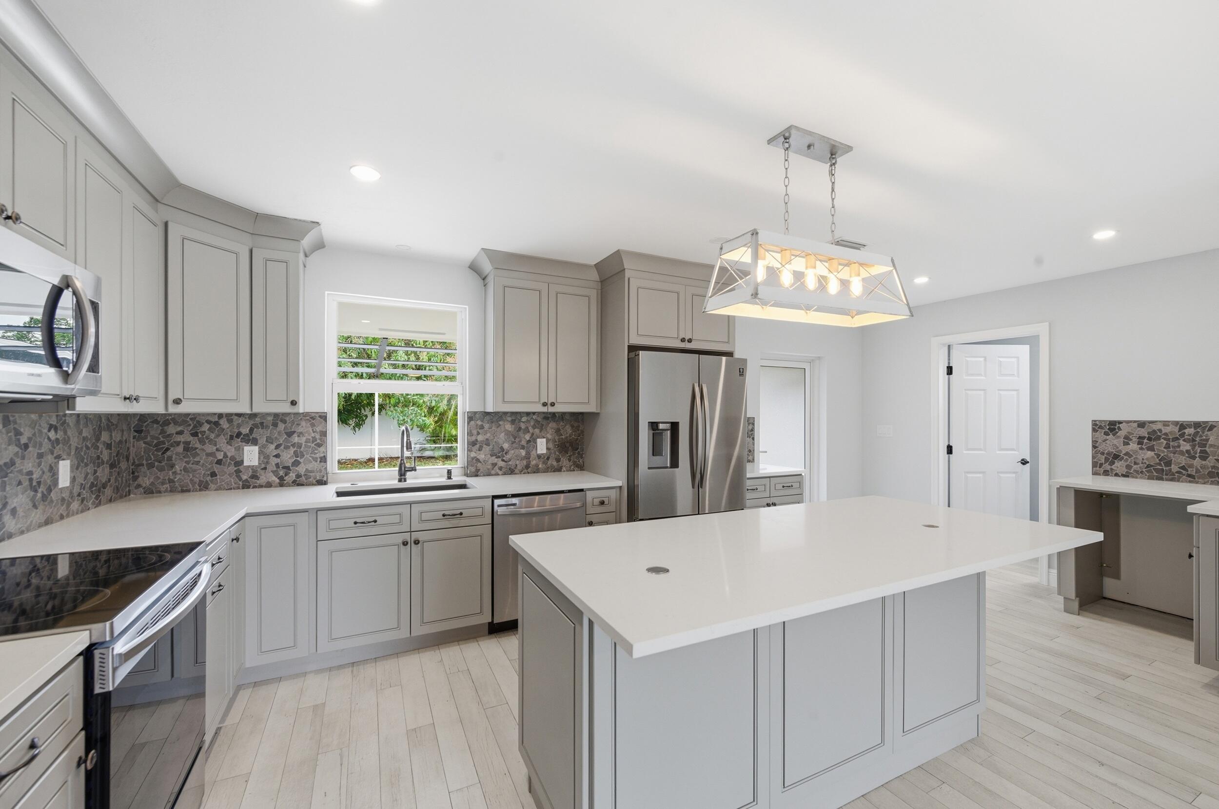 IMPERIAL POINT 1 - Residential