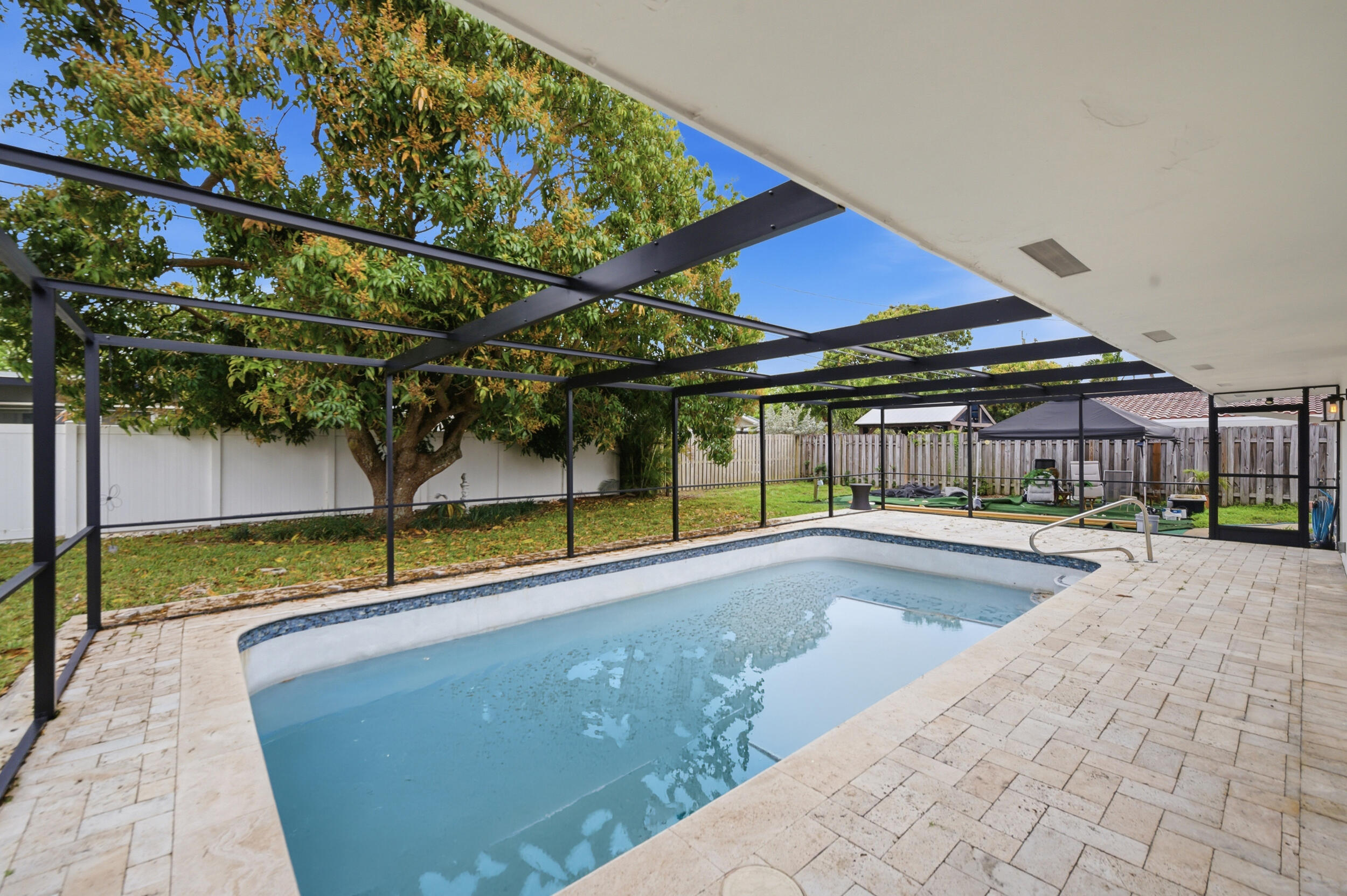 IMPERIAL POINT 1 - Residential