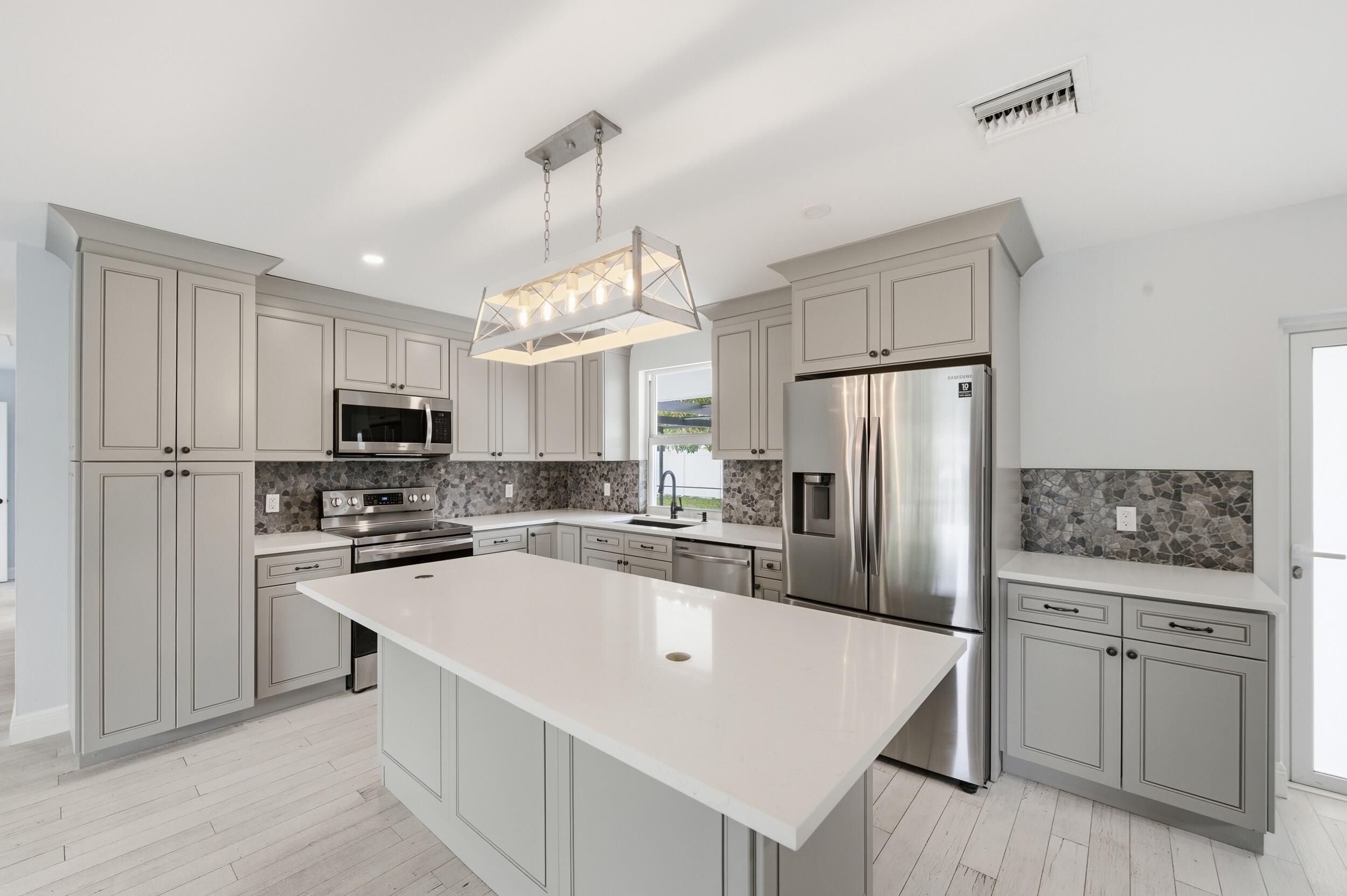 IMPERIAL POINT 1 - Residential