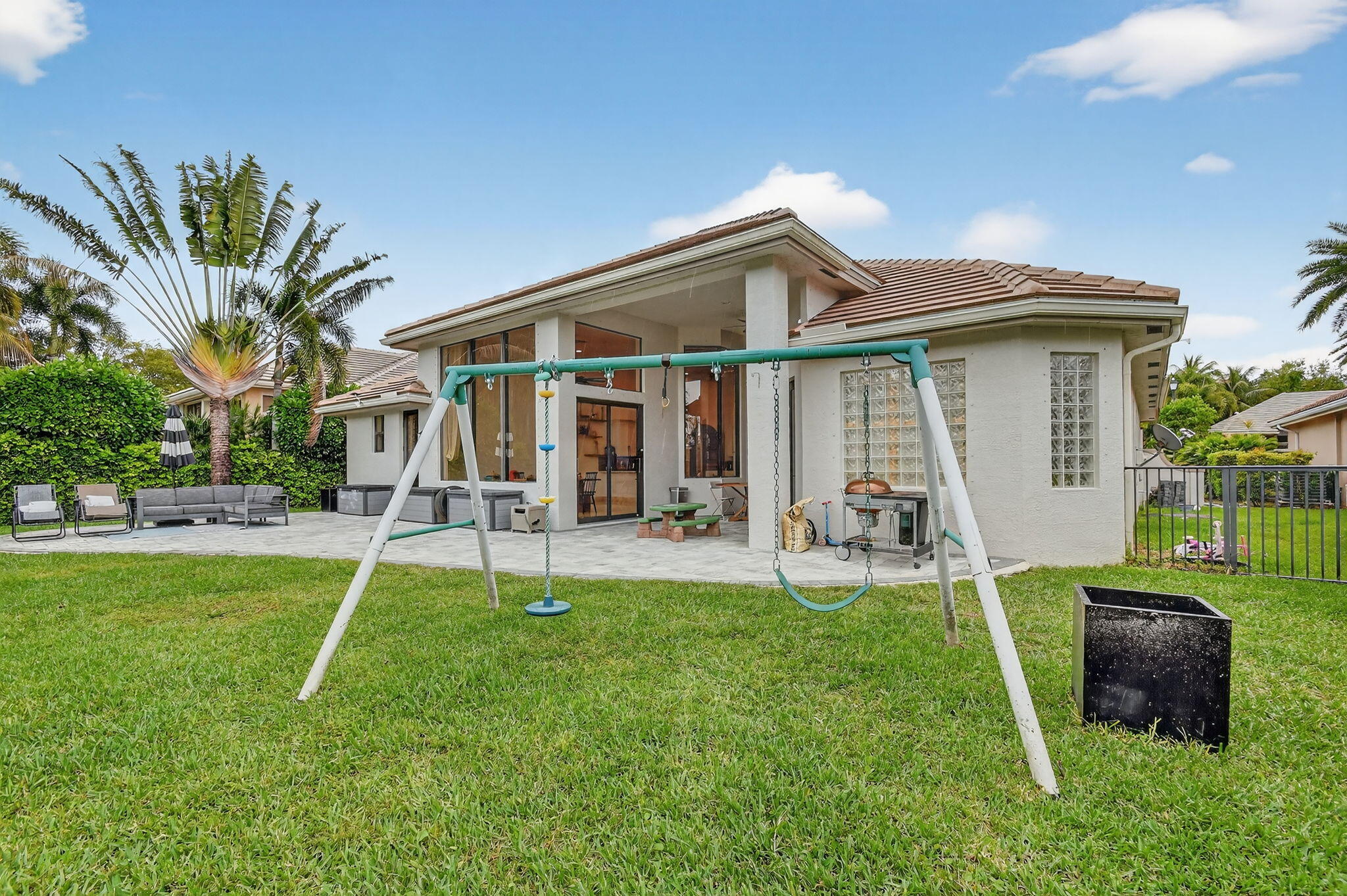 VERSAILLES - Residential Lease