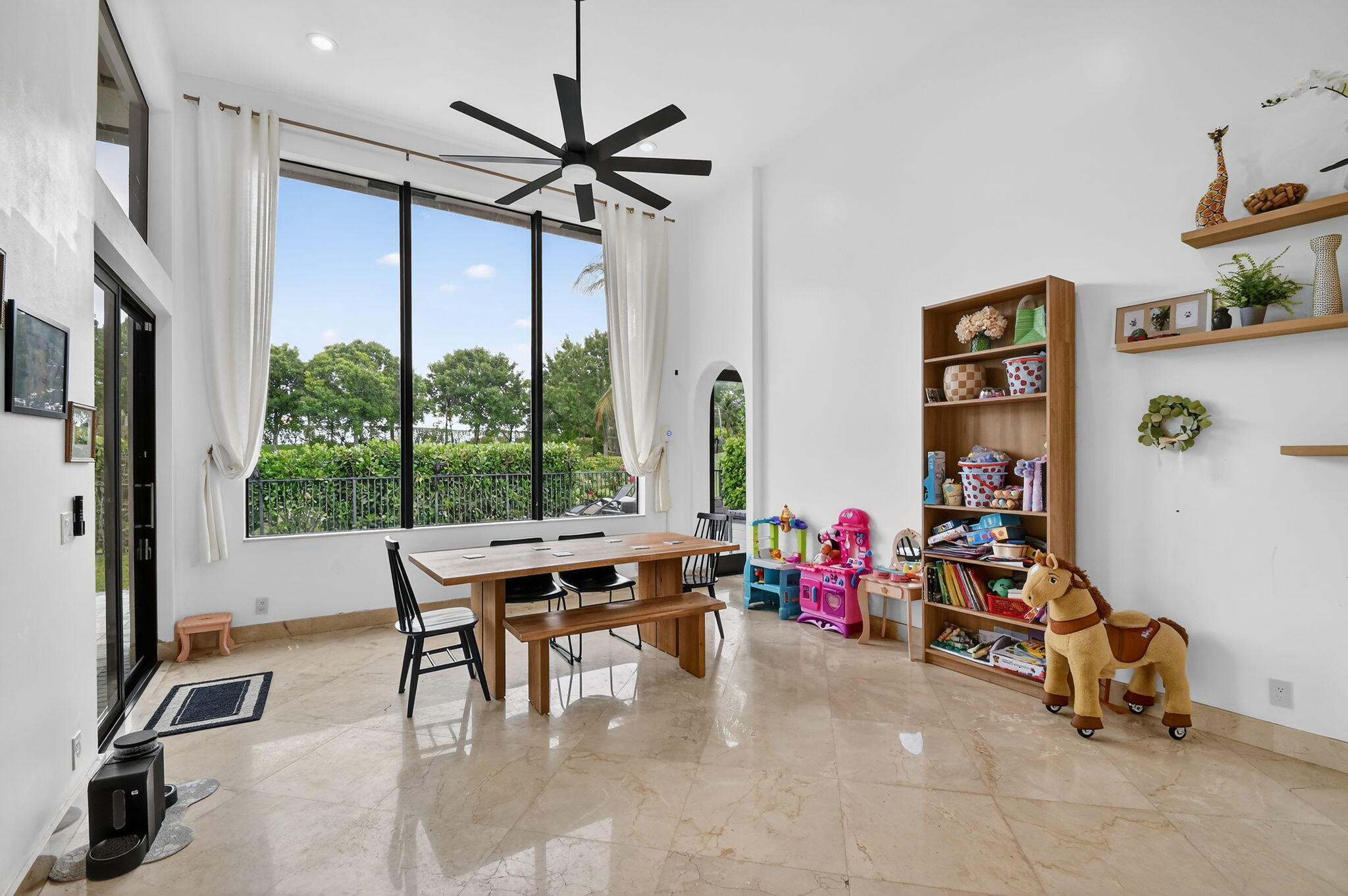 VERSAILLES - Residential Lease