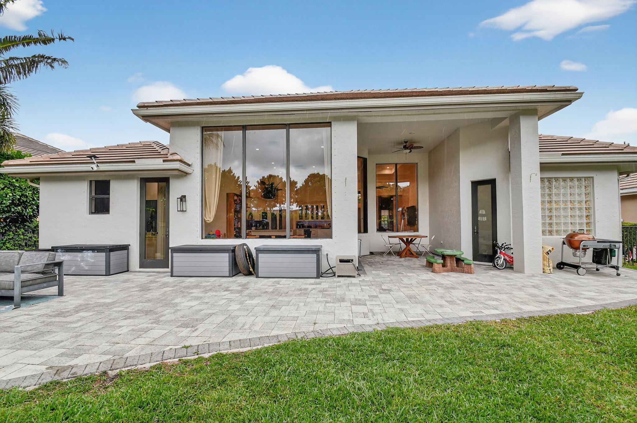 VERSAILLES - Residential Lease
