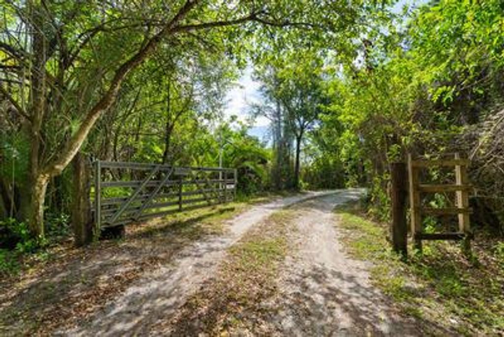 Photo of 7100 SE 138th Street, Hobe Sound, FL 33455 (MLS # R11008623)