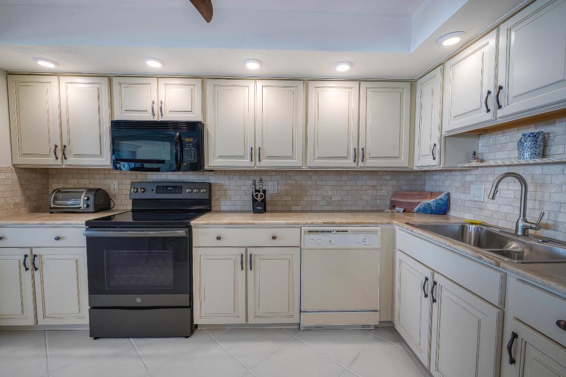 HUTCHINSON ISLAND CLUB - Residential Lease