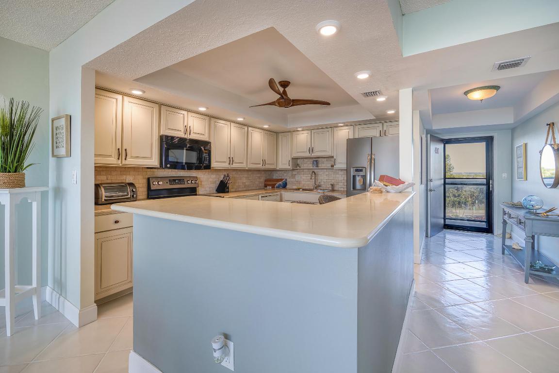 HUTCHINSON ISLAND CLUB - Residential Lease