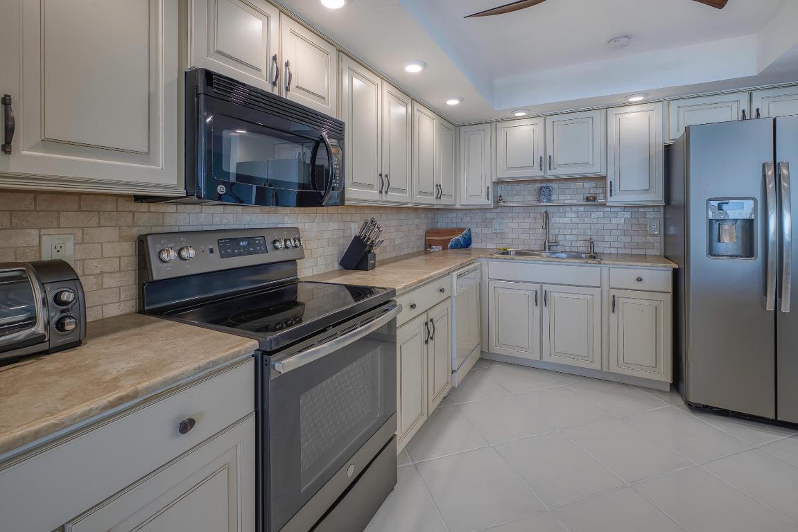 HUTCHINSON ISLAND CLUB - Residential Lease