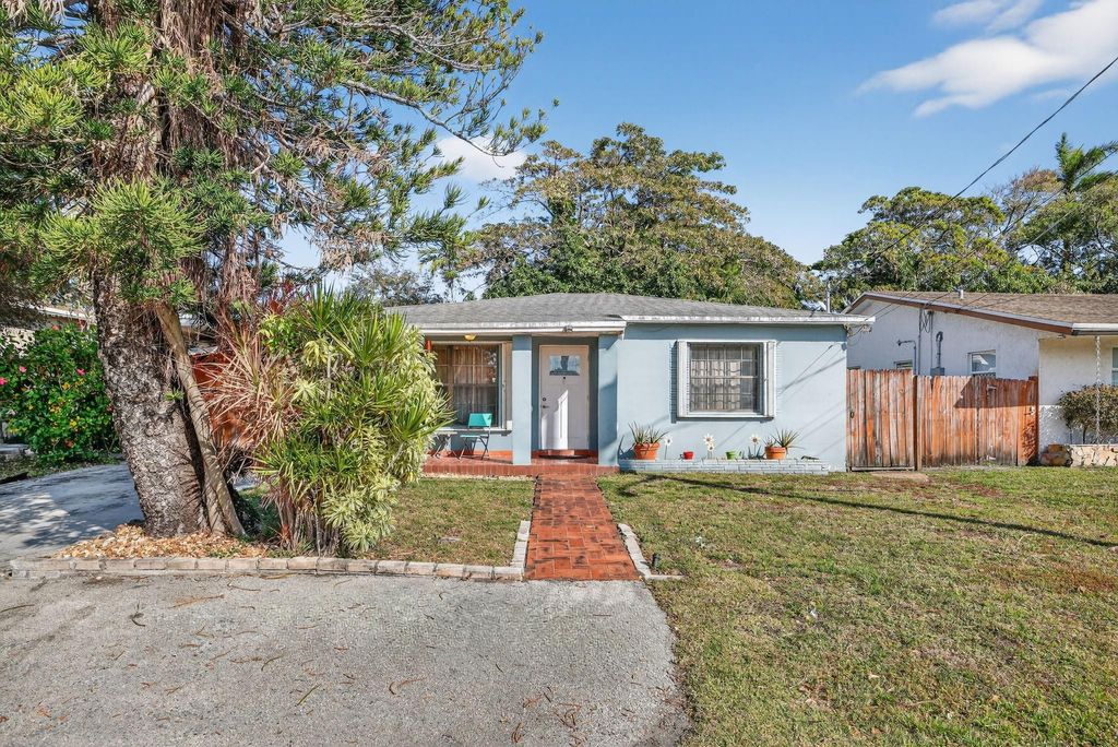 Photo of 131 SW 7th Terrace, Hallandale Beach, FL 33009 (MLS # F10551074)