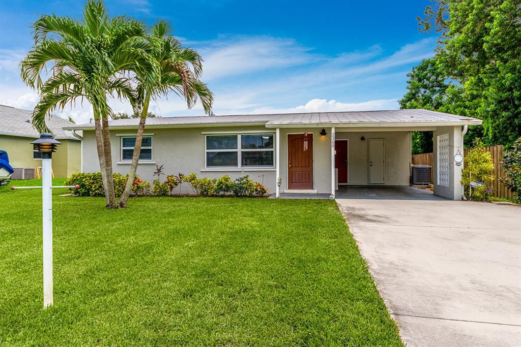 Photo of 2360 SE Madison Street, Stuart, FL 34997 (MLS # R10745365)