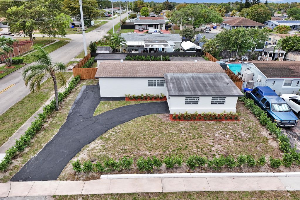 Photo of 700 N 70th Avenue, Hollywood, FL 33024 (MLS # B26004733)