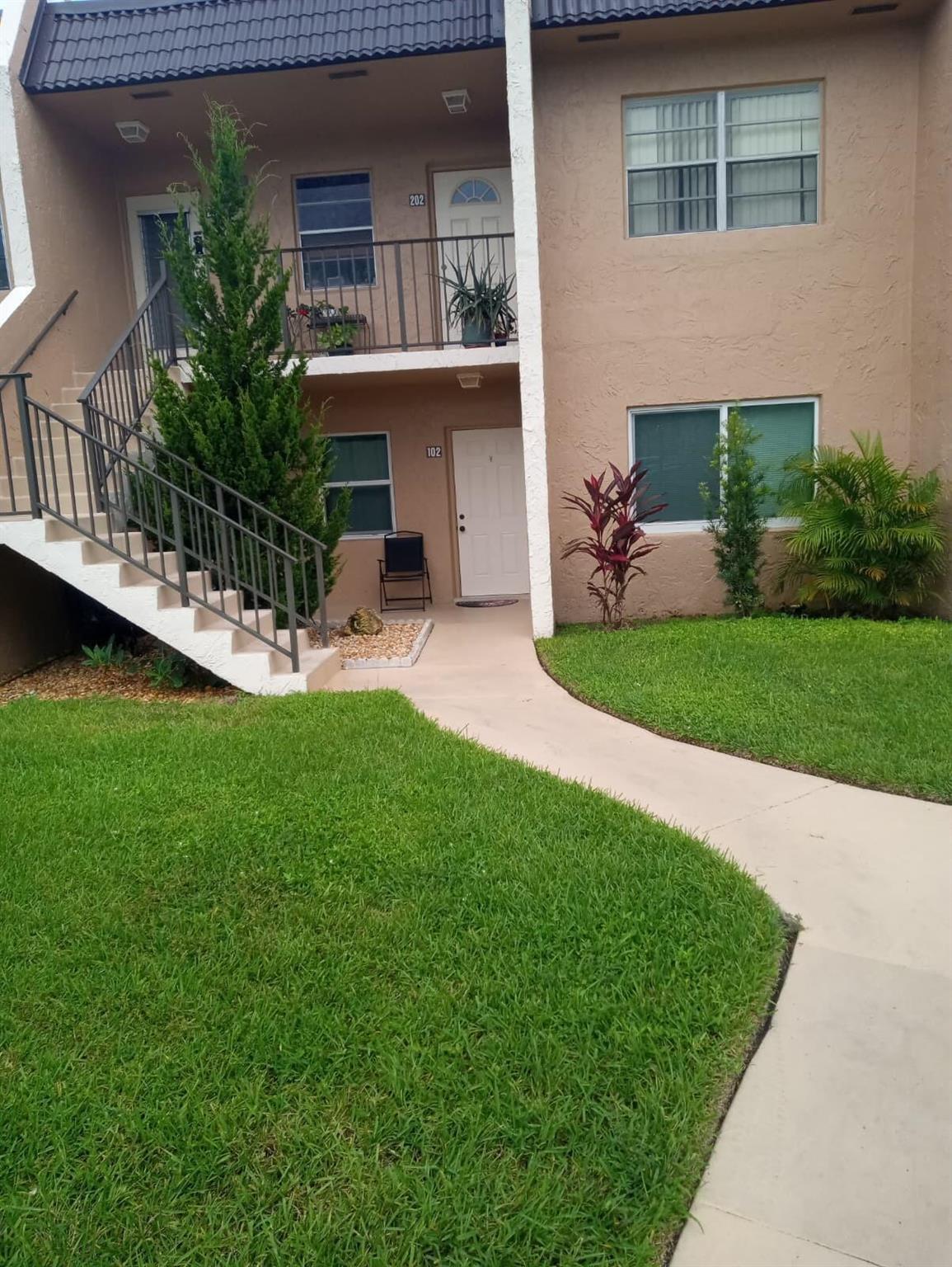 100 Lake Meryl Drive 102