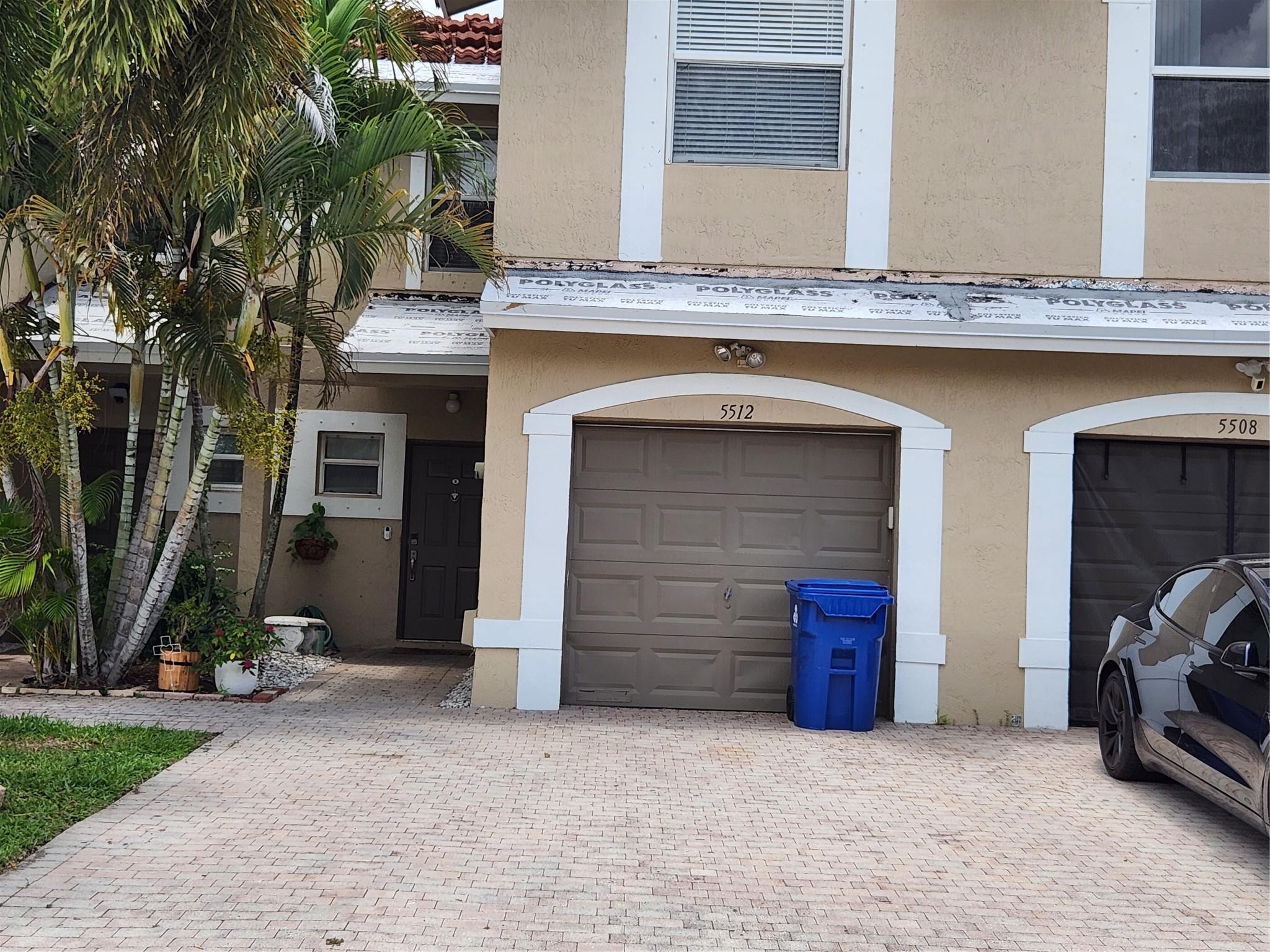 Beautiful remodeled townhome with one car garage. Strps to pool,lovely private patio srea. Walking distance to elementary schol,near shopping and recreation . Must see- get in before school starts