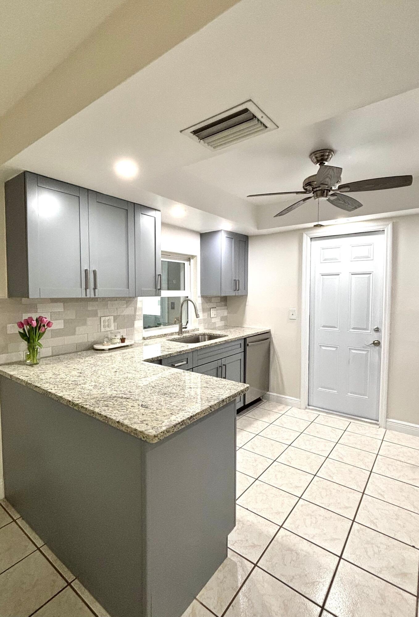 HARBOR PALMS-UNIT SIX - Residential