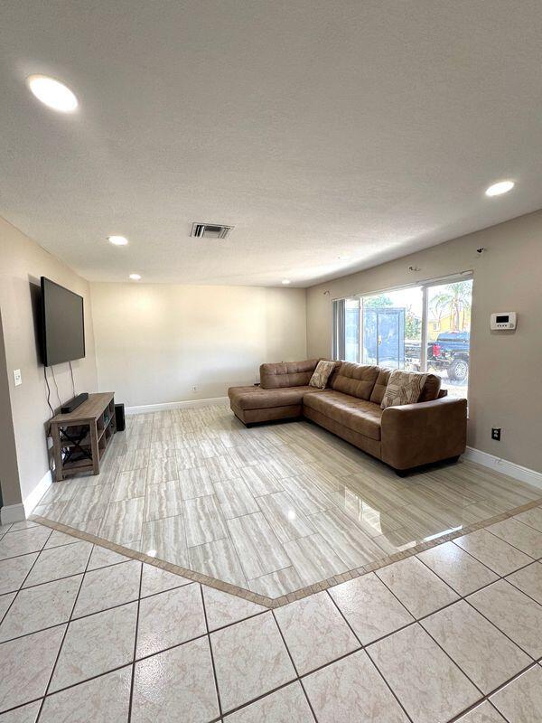 HARBOR PALMS-UNIT SIX - Residential