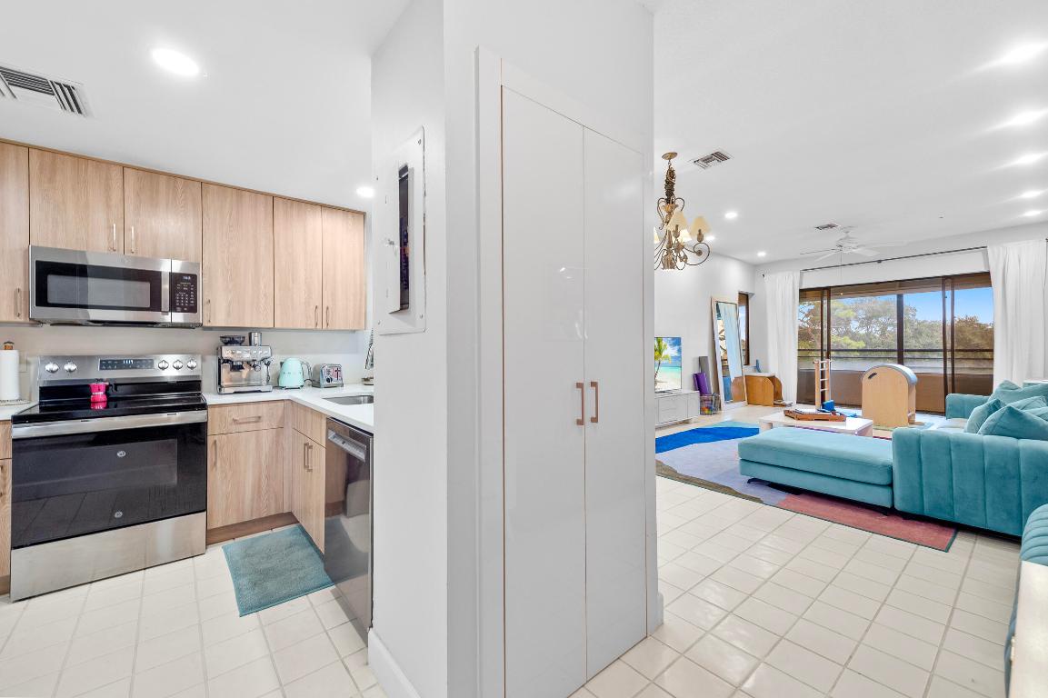 7460 La Paz Boulevard 304