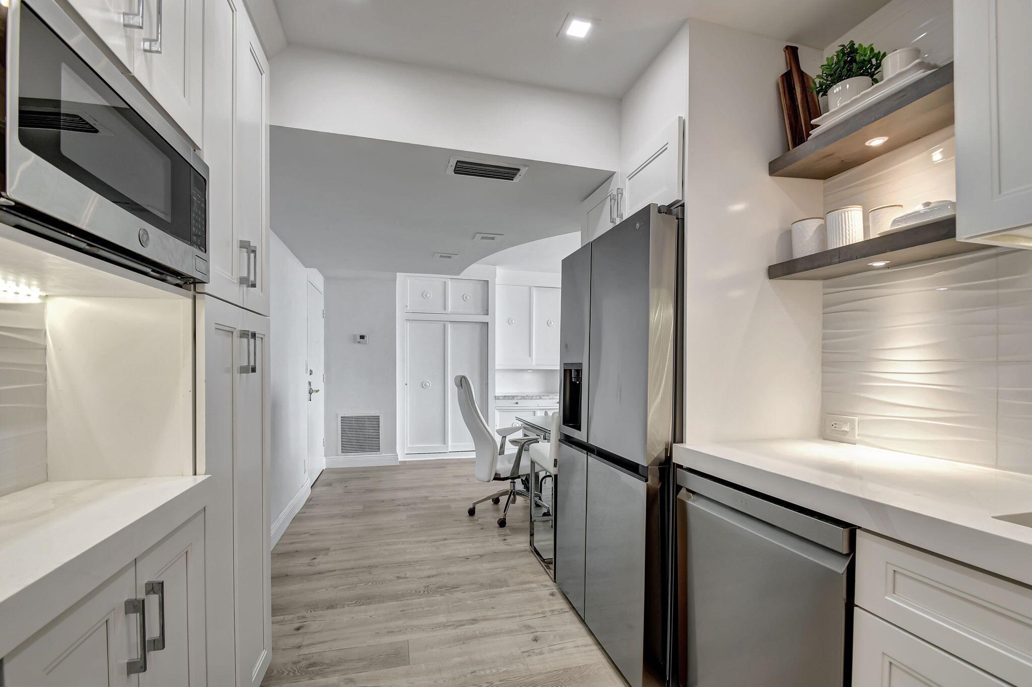 ROYAL SAXON INC - Residential Lease