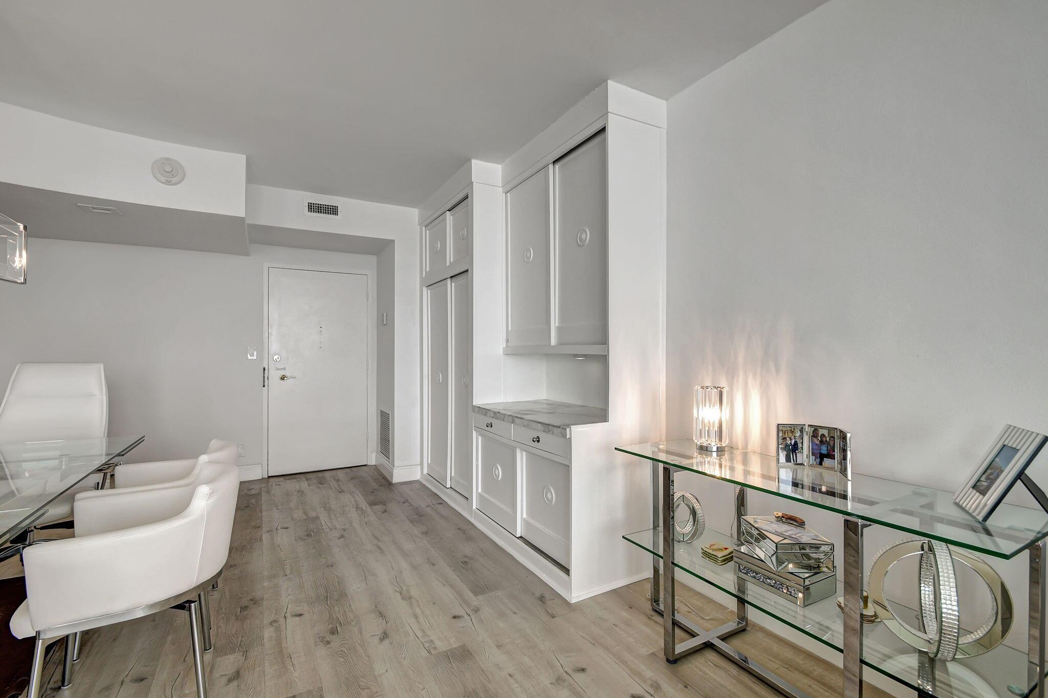 ROYAL SAXON INC - Residential Lease