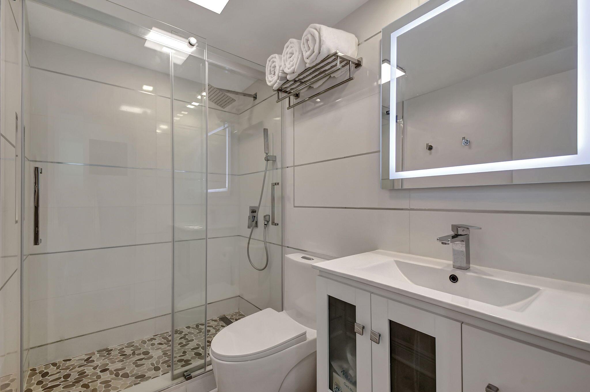 ROYAL SAXON INC - Residential Lease