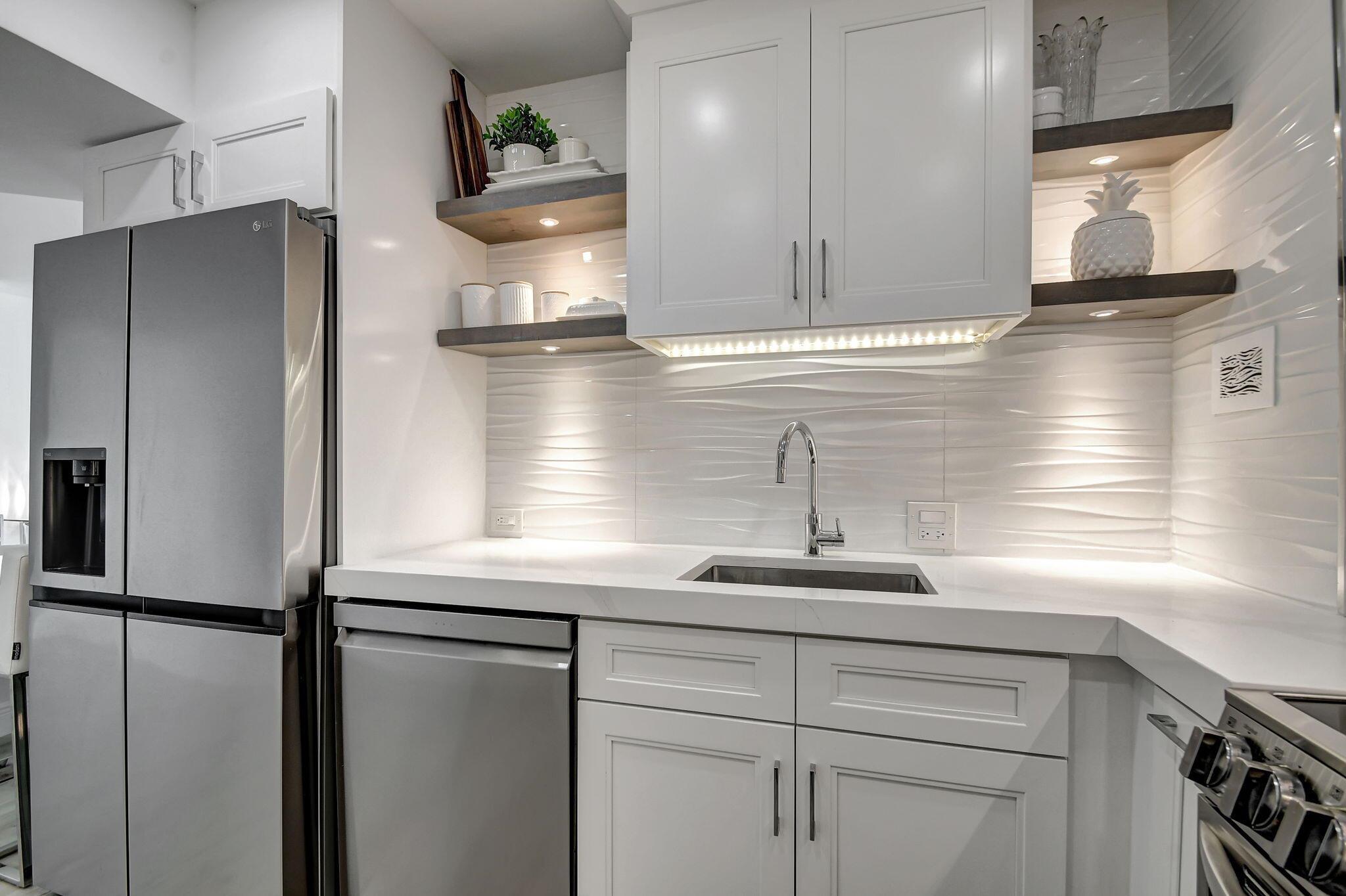 ROYAL SAXON INC - Residential Lease