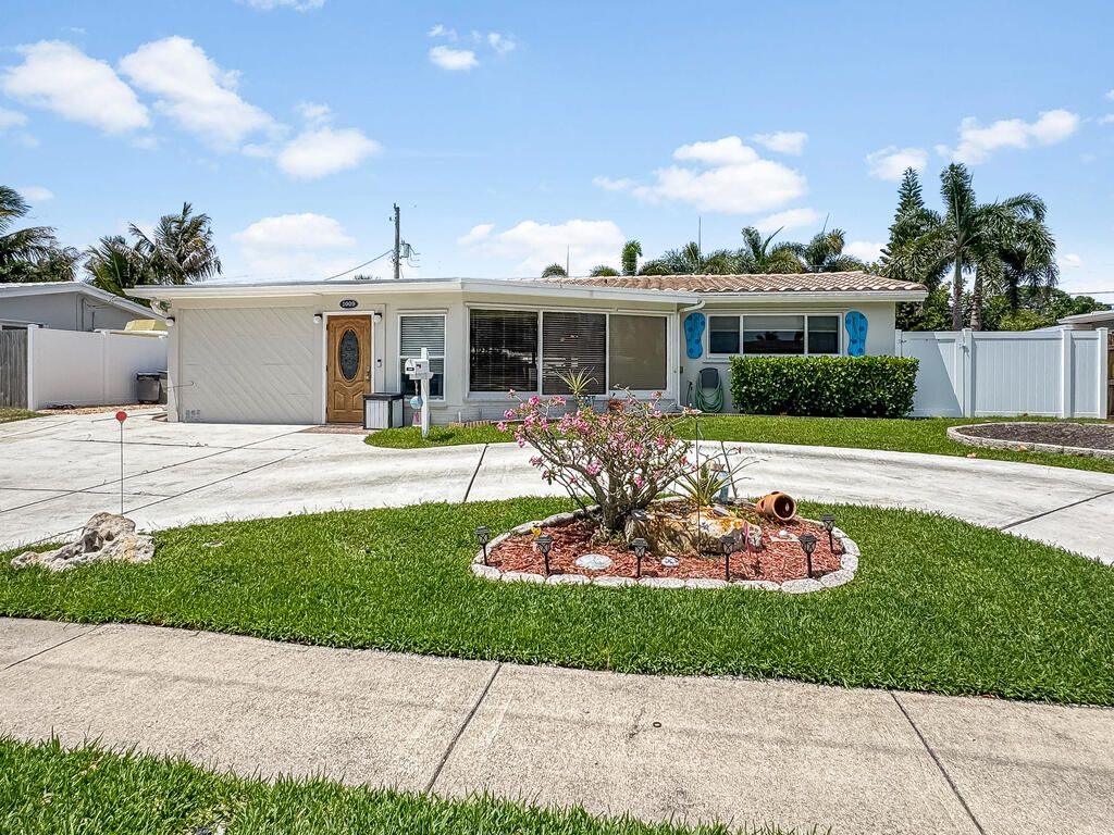 Photo of 1009 SE 15th Street, Deerfield Beach, FL 33441 (MLS # B26023953)