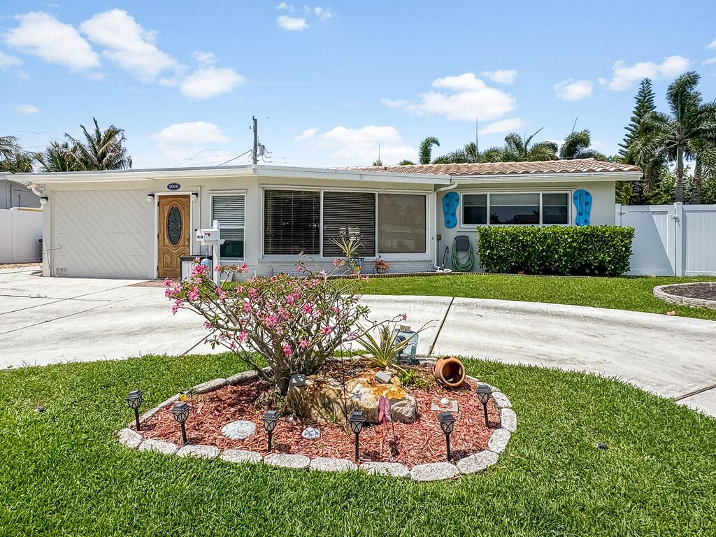 Photo of 1009 SE 15th Street, Deerfield Beach, FL 33441 (MLS # B26023953)