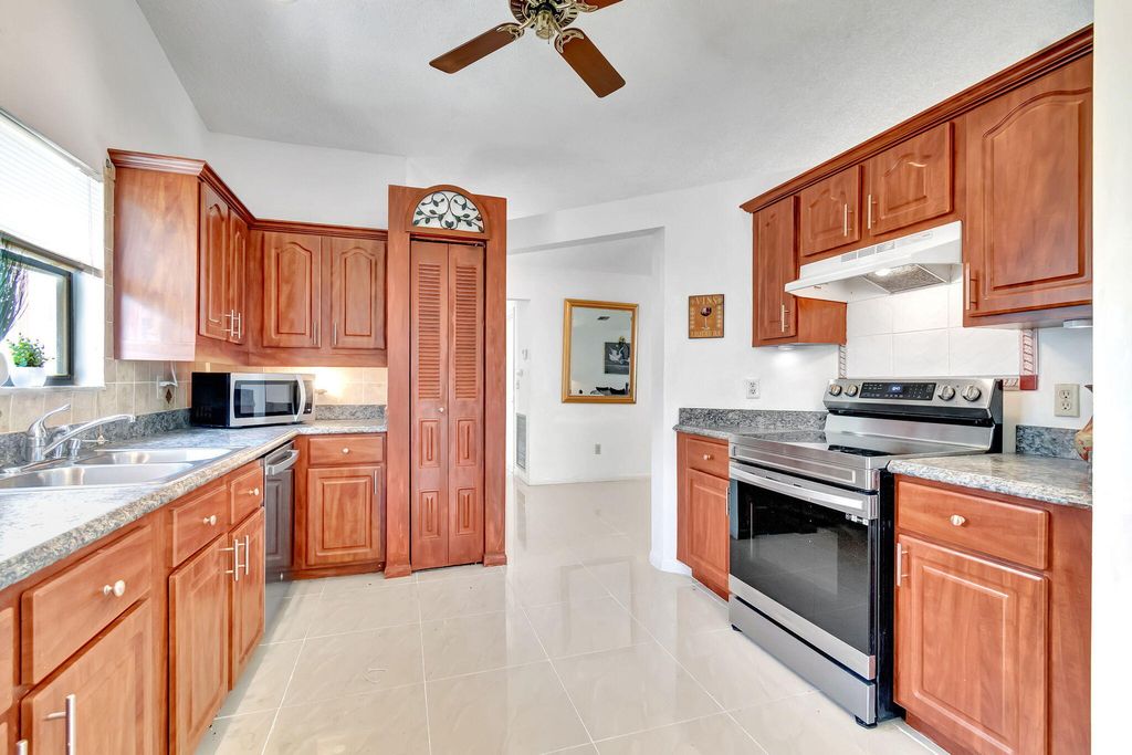 Photo of 1345 NW 25th Lane, Delray Beach, FL 33445 (MLS # R10997038)