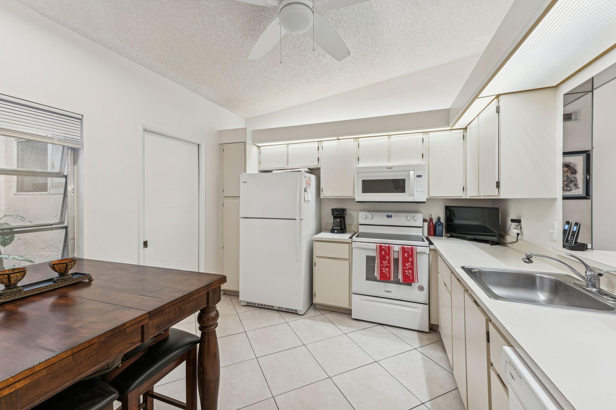 WHISPER WALK SEC C CONDO - Residential