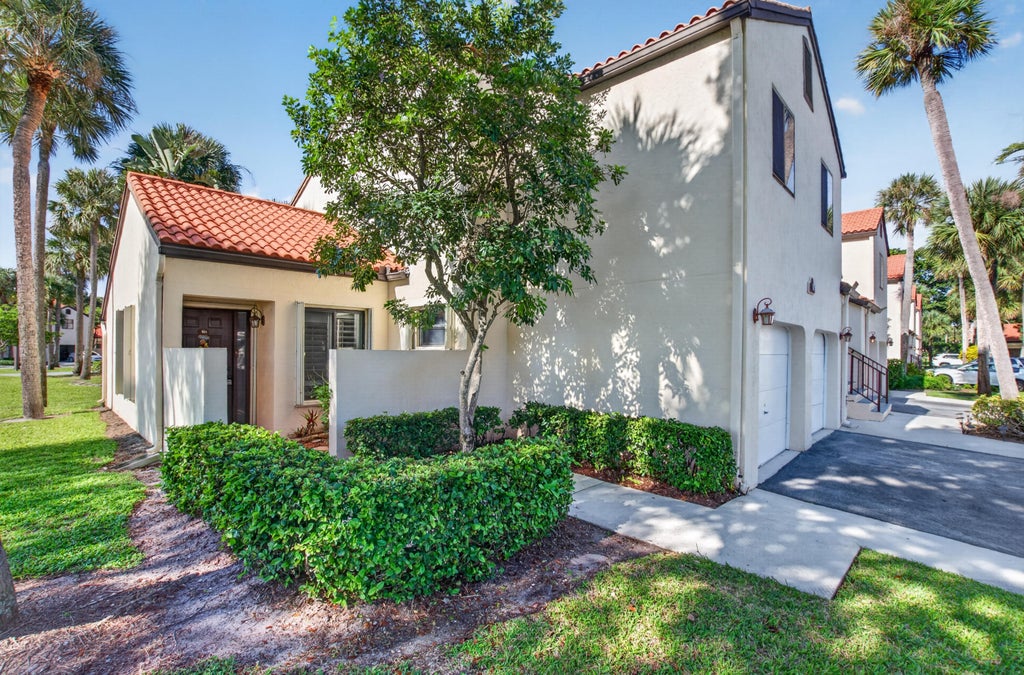 Photo of 10 VIA DE CASAS SUR #101, Boynton Beach, FL 33426 (MLS # B26090474)