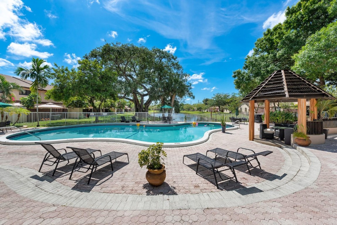 Pines of Oakland Forest W - Residential