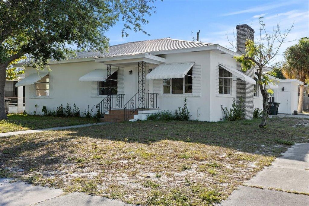 Photo of 1026 Sunrise Boulevard, Fort Pierce, FL 34950 (MLS # R10978925)